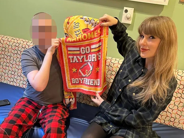 f7f43213213440b1b59550d31a92631b_md Taylor Swift at Kansas CIty Children's Hospital