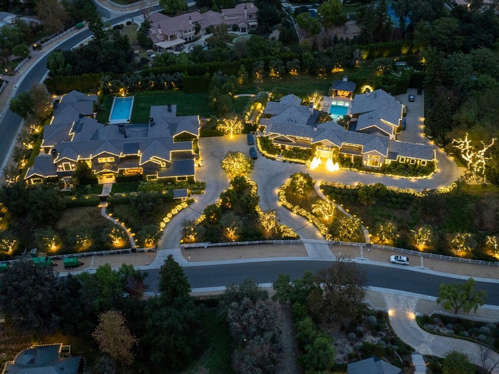 f848d00cabd84ef2b104b5226db1a167_md 1216-Celebs-Christmas-House-Decor-Sub1