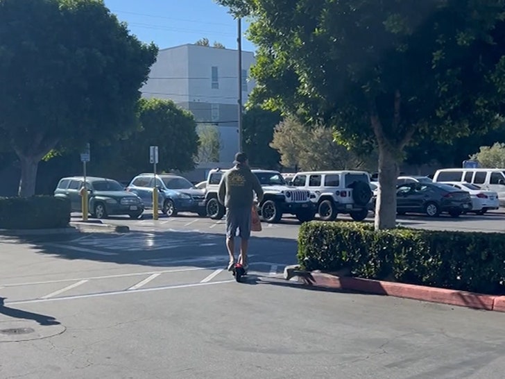 f99230cb0ab34640b70a2dfa326f44f1_md 112124-jax-taylor-scooter-primary-2