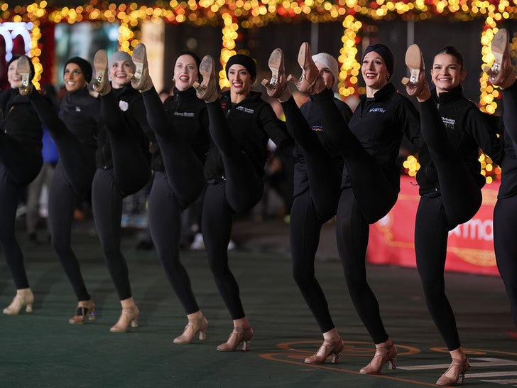 fbf63ea6cc9d4ed5921064467be37d45_md 1127-Macys-Thanksgiving-Day-Parade-Rehearsal-Sneak-Peek-photos-primary-2