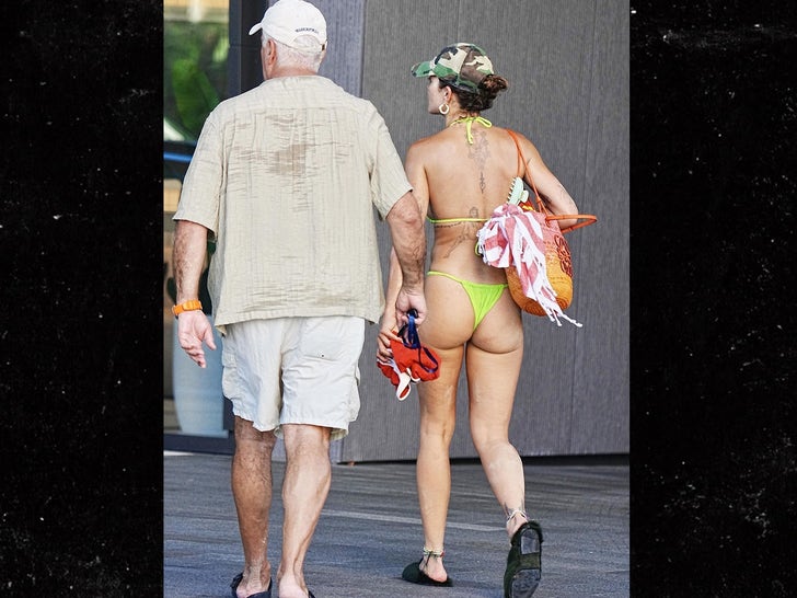 fca3925140cf4441a9737b1cd0409a0b_md 0122-Rita-Ora-Green-Bikini-Australia-Photos-primary-3