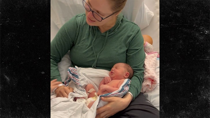 fd4065cae1fa465ab8b288782d8e6c5f_md 010925-ronda-rousey-baby-kal