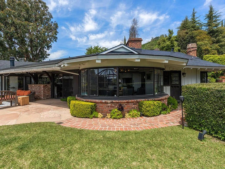 feae8e80b15944fa82044c7ed89cd857_md 0820-gene-wilder-bel-air-estate-photos-primary-5