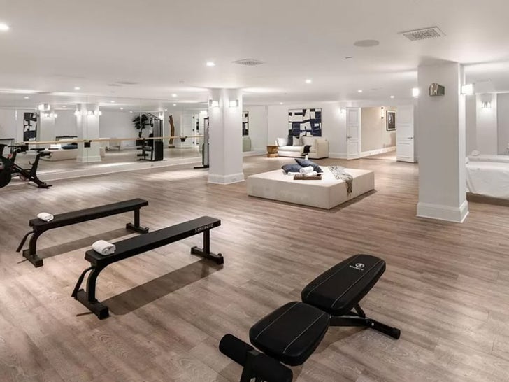 018c8ad1bc754acaae813823952a86e7_md 0510-Drake-Beverly-Hills-Gym-SUB