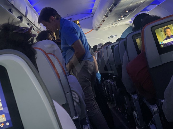 045a091c46364d88abee89861fd0a5ba_md 0614 dr oz helps person on plane tmz wm