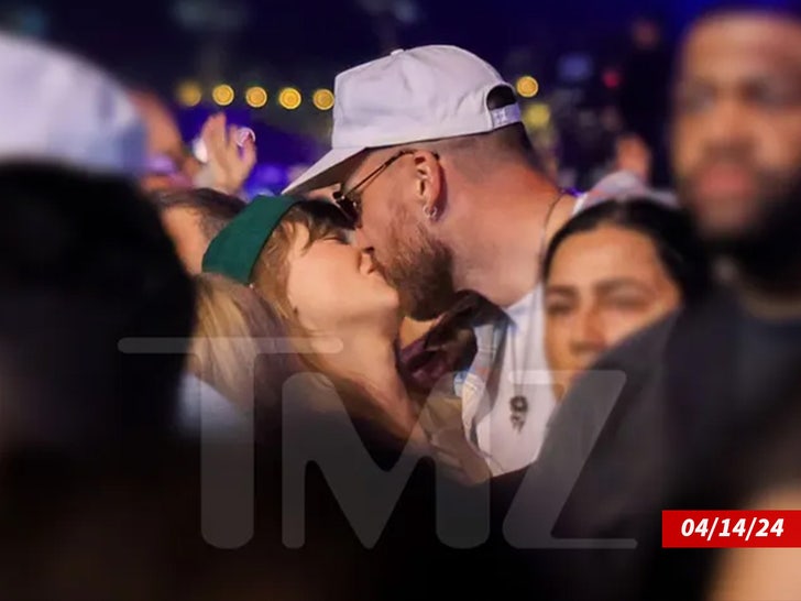 0550069cf149480ab7288d14606ff0c1_md Tavis Kelce Taylor Swift Coachella