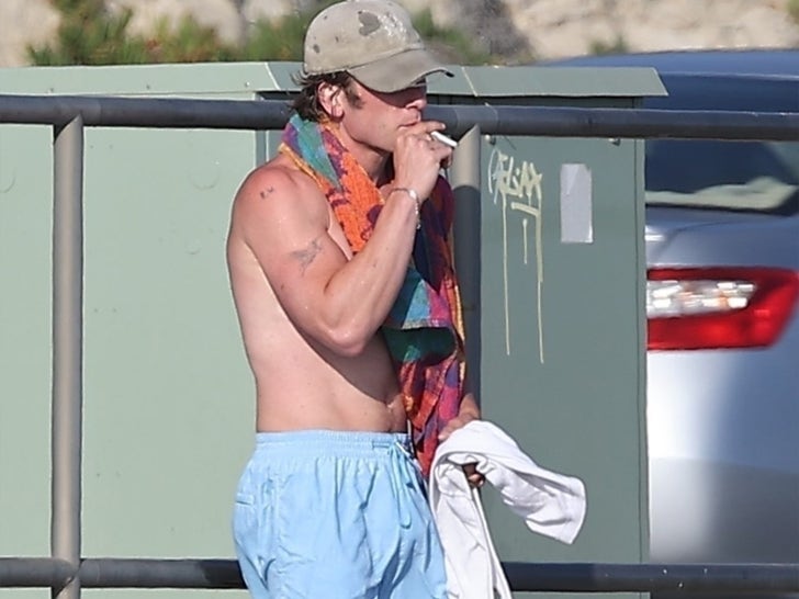 05a620f4d8fa49e084bfd16f4145e141_md 0703-Jeremy-Allen-White-Malibu-Beach-SUB-3