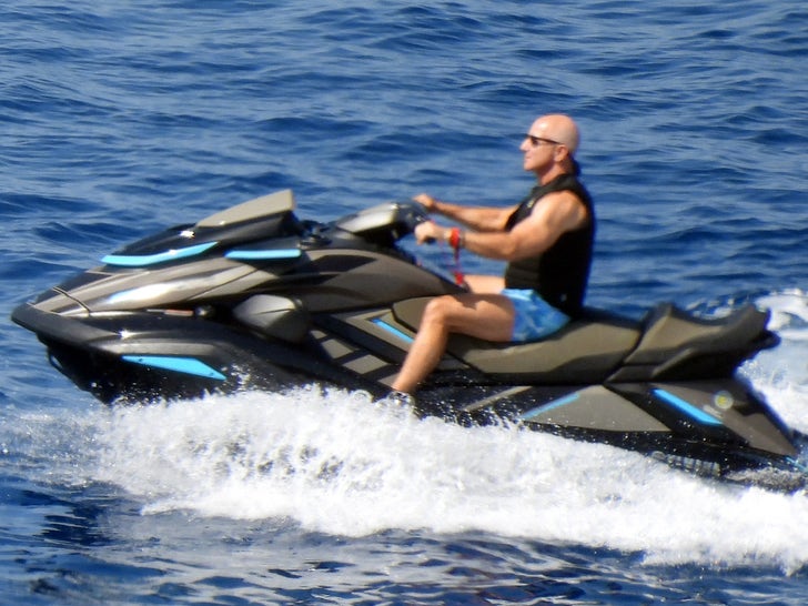 0628-Jeff-Bezos-Kim-Kardashian-Yacht-Jet-Ski-Vacation-photos-PRIMARY-6