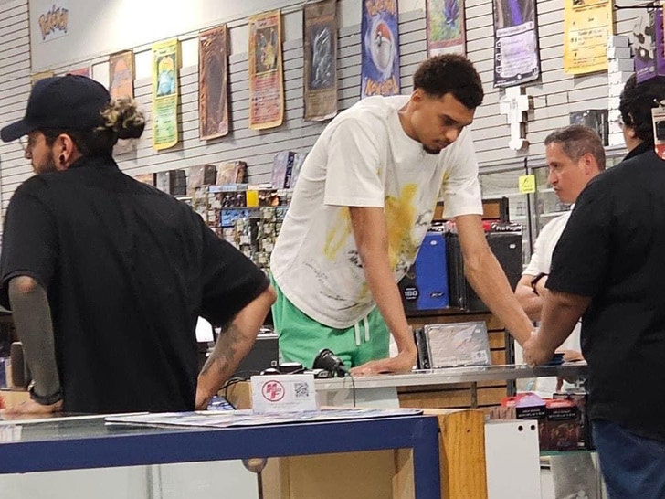 0c756f7108294e9eb82584feda3d3b5d_md Victor Wembanyama Card shopping