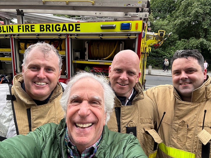 10a222d70bc34e37a7efa193e2963ab6_md henry winkler with fireman