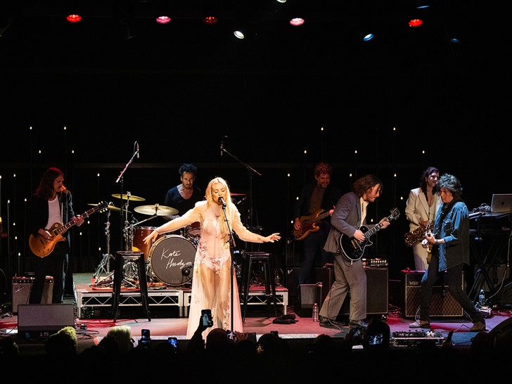 12a0dfa22ccb49208632eb76fac0848c_md kate hudson performing getty 3