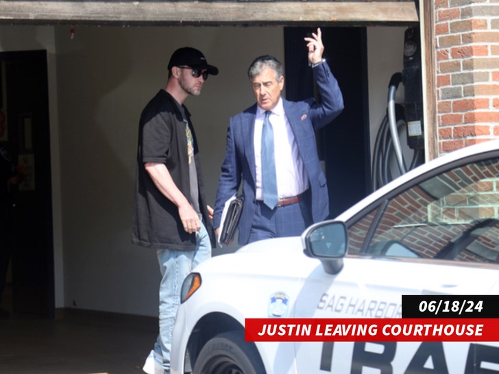 14e2b4cb4d044fd4950633f379d1b983_md-3 justin timberlake leaving police station