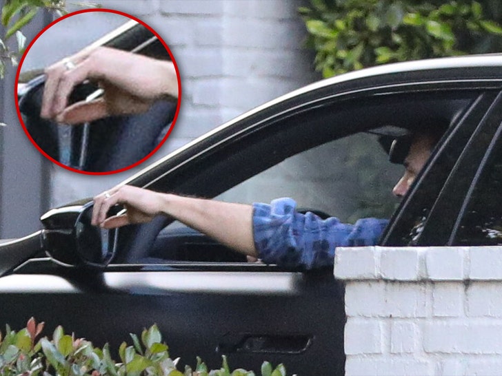 17b39fb86d0846b89bd1041f900118f2_md ben affleck still wearing ring