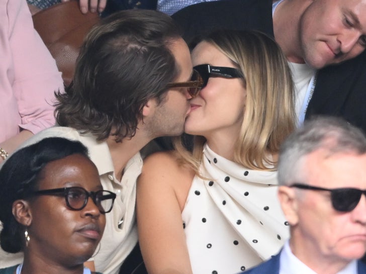 0712-Margot-Robbie-Pregnant-Belly-Wimbledon-Primary-5