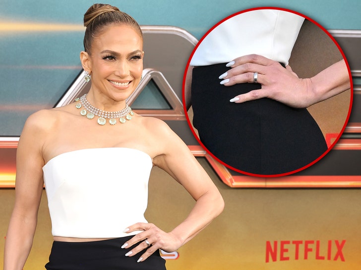 Jennifer Lopez atlas red carpet getty 5