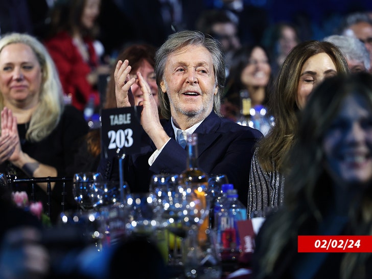 2053f6ffbc9e483f9067cabe997c91ad_md paul mccartney