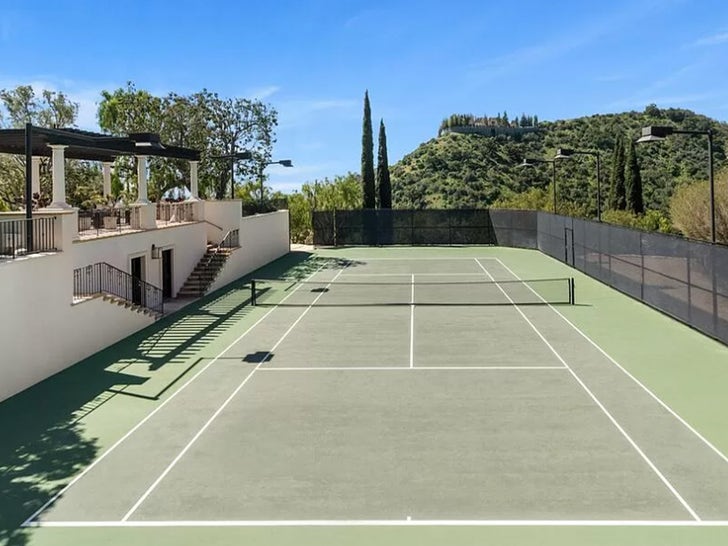 211614d4b73840259e9a7ccce8886976_md 0510-Drake-Beverly-Hills-Tennis-Court-SUB