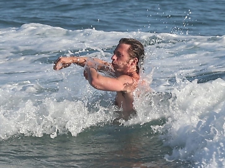 22f86bd5e6e140b384ea038e5bd6885c_md 0703-Jeremy-Allen-White-Malibu-Beach-SUB-1