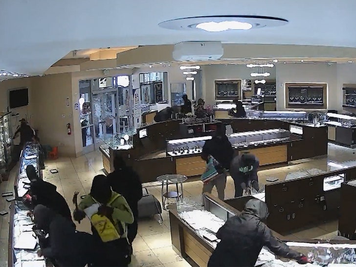 061424-jewelry-store-robbery-looting-primary-v3