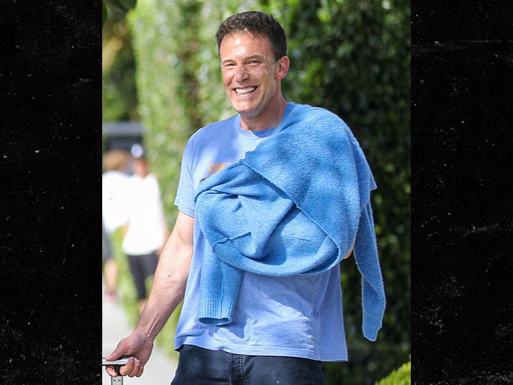 2626fae174c649308398551bc800807e_md ben affleck all smiles