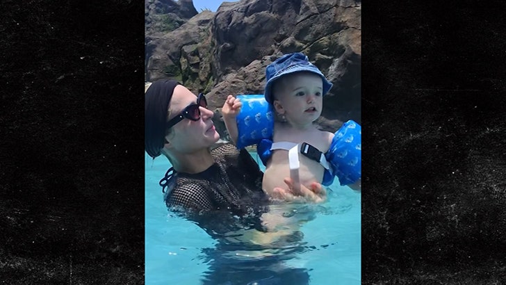 052724_paris_hilton-kal