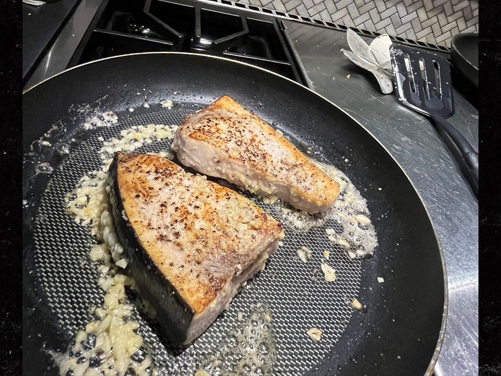 man fights of burglar with frying pan twitter 4