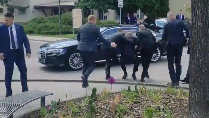 329caade2eef4792b5f3be4adaec4cd7_md 051524-slovakia-prime-minister-shot-car-kal