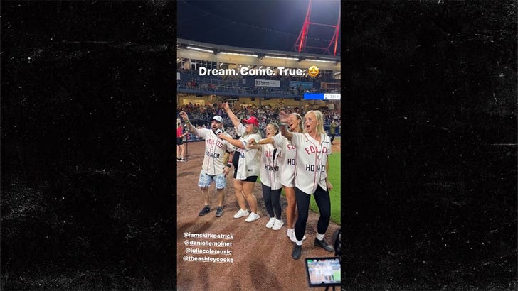 060424-chris-kirkpatrick-singing-kal