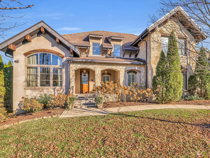 387a6b5655ad4e09bdf0a90c36fa22e5_md kellie pickler house