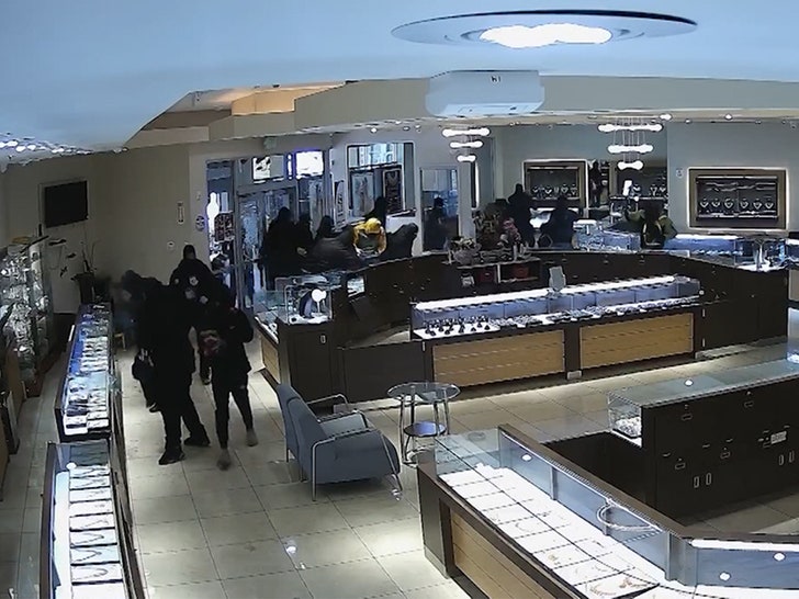 061424-jewelry-store-robbery-looting-primary-v1