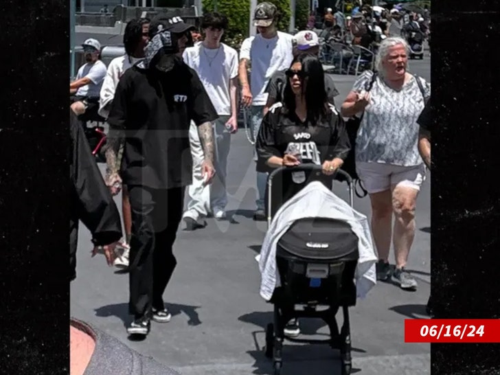 kourtney kardashian travis barker disneyland