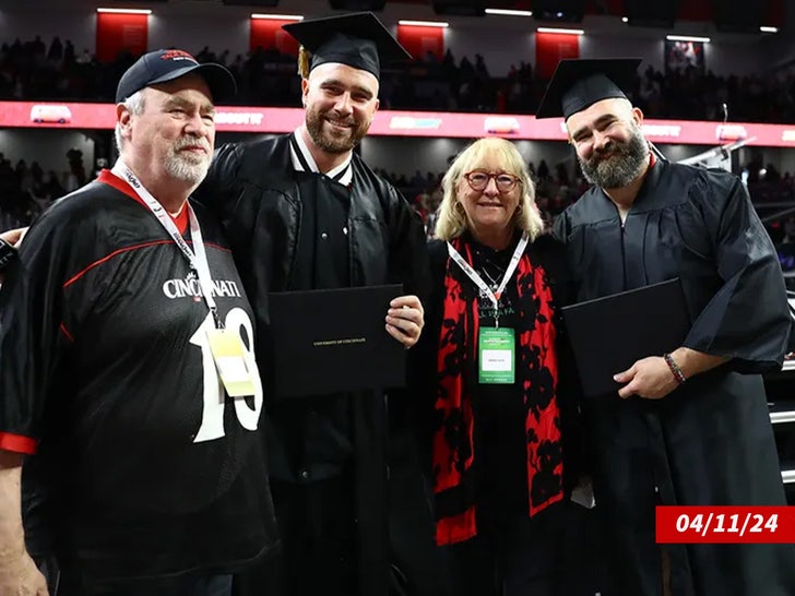 Travis Kelce Family Photo_Cincinnati Bearcats