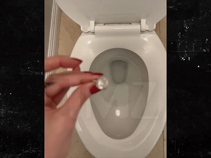 40e8ca3dc0894451b6cc4148fedcf8bc_md Courtney Stodden ditching ring