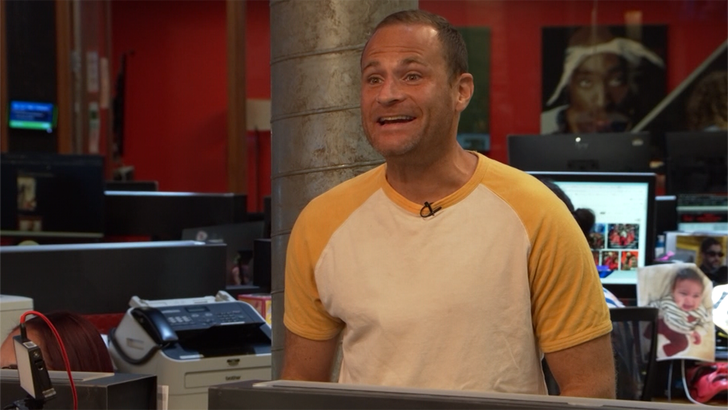 418de15fa141473aa742c0b4d01a4cf9_md 053024_tv_clips_lenny_kravitz_celibacy.01_00_14_02.Still002