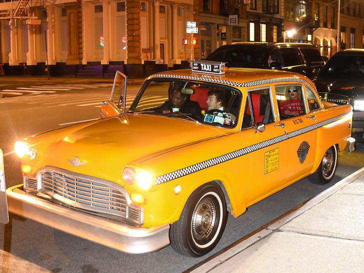 4478b79c1bea4e278e296bcfe48d666f_md 0513-Rihanna-ASAP-Rocky-Taxi-New-York-Mothers-Day-photos-primary