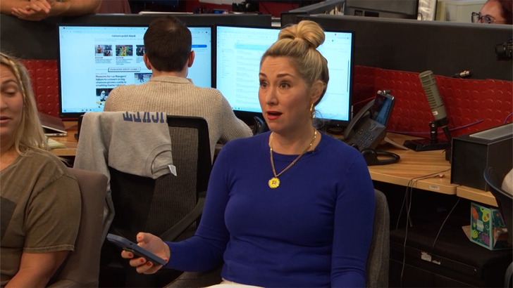 052324_tv_clips_britney_spears_naked.01_00_10_18.Still002