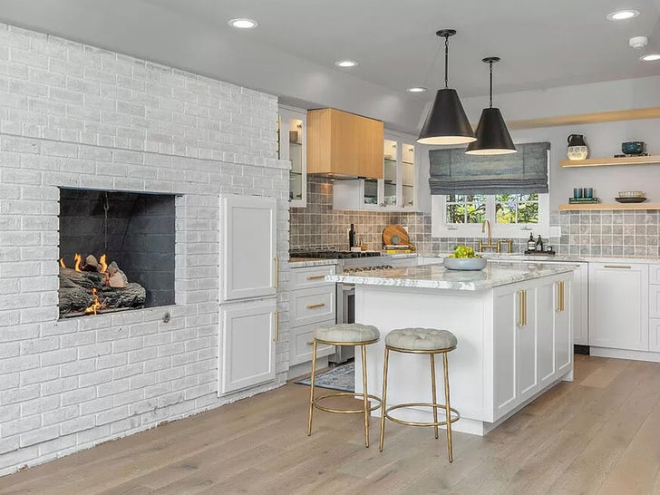 4a314369a587448fb6627704ec78835b_md 0618-christina-ricci-woodland-hills-house-photos-primary-5