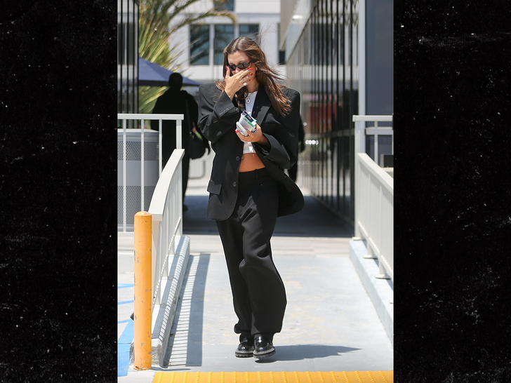 4e127772837446fda6f5813b38c2b4f3_md Hailey Bieber glows in crop top showing off her baby bump