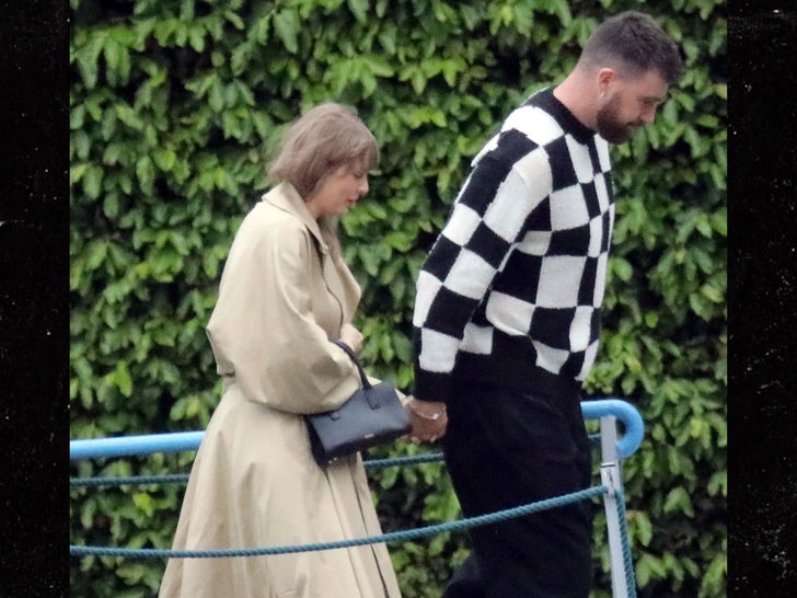 564f9b3dca8b4b37b2de64c8b01b7d30_md 0517-Taylor-Swift-Travis-Kelce-Boat-Lake-Como-photos-primary-3