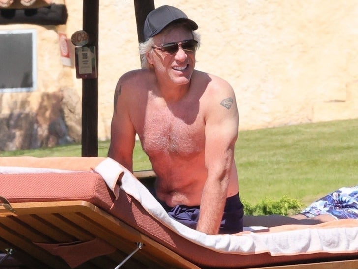 5a05a760fd314109b2691d96f1ba9141_md 0628-Millie-Bobby-Brown-Jake-Bongiovi-Jon-Bon-Jovi-Honeymoon-Photos-primary-2