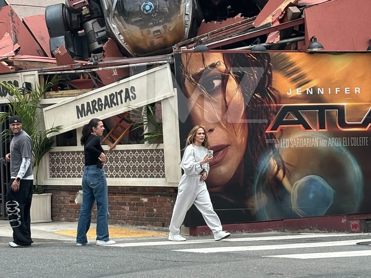 0524-Jennifer-Lopez-Atlas-Photoshoot-Selfie-SUB