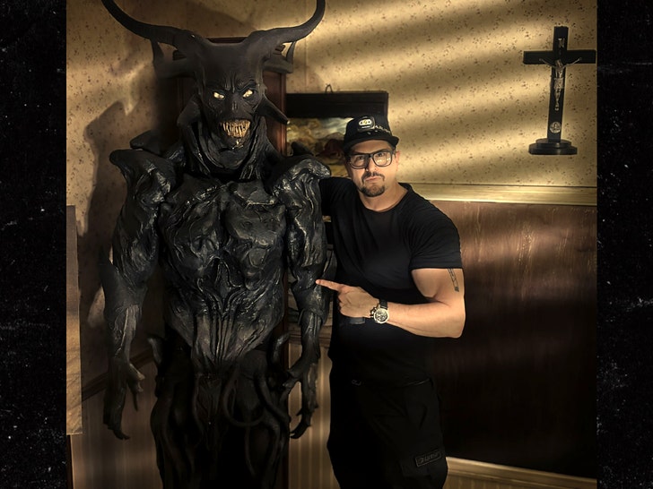 64ad6fffbdb34ca9aca97bd87db46e5a_md 0618 Zak Bagans Buys Original Demon Prop from Conjuring 2