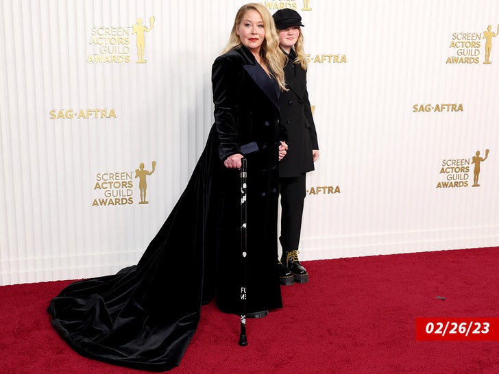 650823b2248b4f12b52beb9c59bb20d3_md Christina Applegate cane sub 3