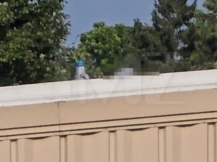 6587e1ad785b45b99cf5bd44d2394bda_md 071324-alleged-shooter-on-roof-after