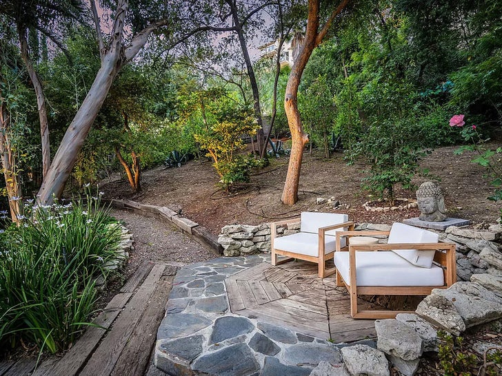 68eeb4461925454db434a399e90b9bad_md 0618-christina-ricci-woodland-hills-house-photos-primary-3