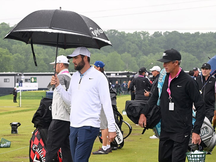 Scottie Scheffler golfing