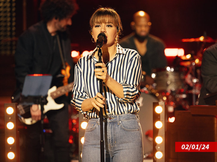 6ddfc5e481164d678978adb1008381a8_md kelly clarkson