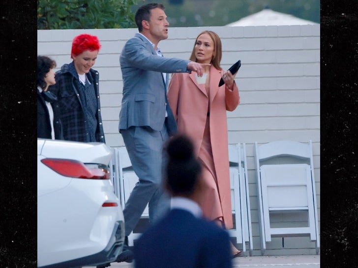 0531-ben-affleck-jennifer-lopez-graduation-holding-hands-primary-4