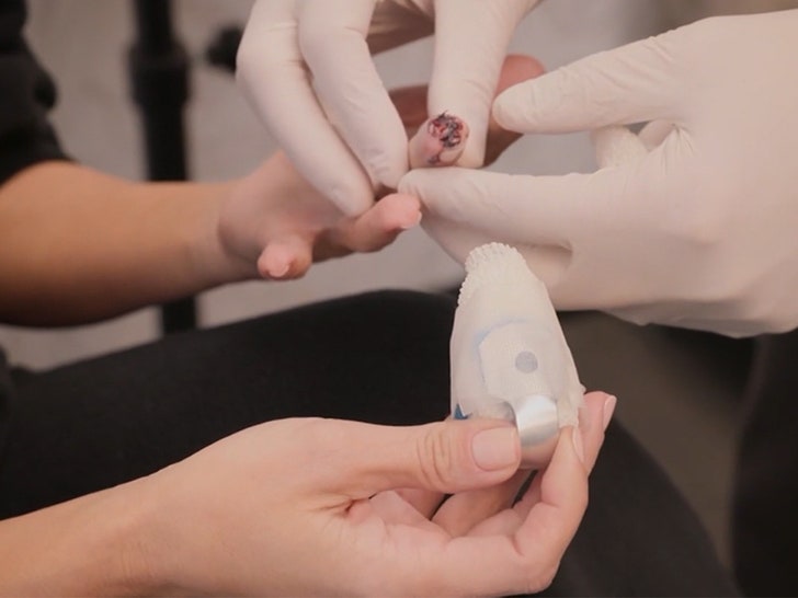 071224_kim_kardashian_finger-sg2