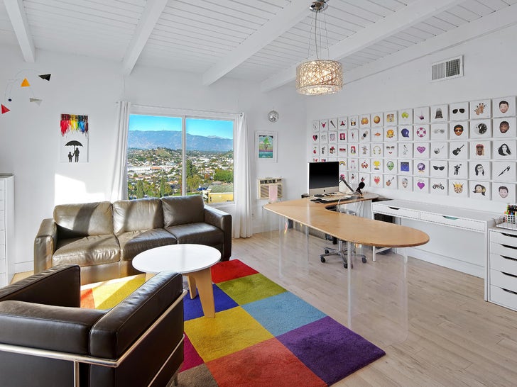 70cc351e9d2047ea8bac9f5ed9fa4f95_md 0410-Stilt-Home-From-Heat-For-Sale-primary-5